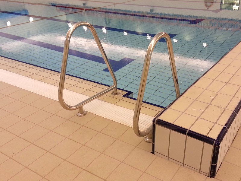 Westcroft Leisure Centre Carshalton - Pool Steps